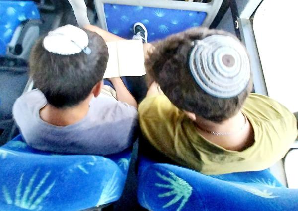 העיתונאית על הנוער הסרוג: "הפנים היפות של הארץ"