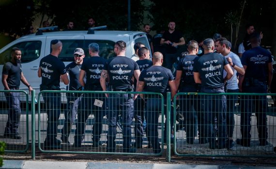 פלסטיני גנב מכונית, דרס שוטרים ונורה