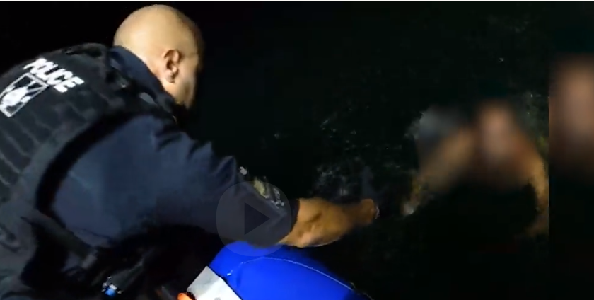 במצוקה ובאפיסת כוחות: גבר חולץ מלב ים