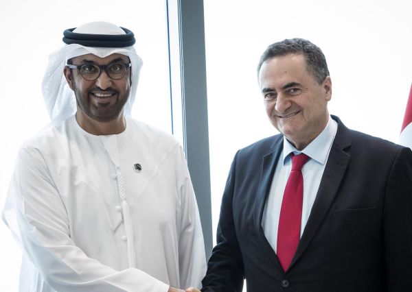 לראשונה: שר בממשלה פוגש את מקבילו האמירתי