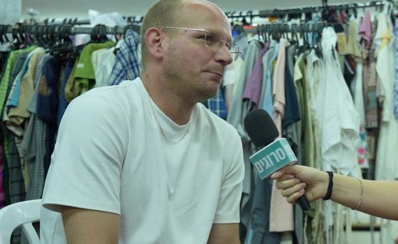 צפו: השחקן שהגיע לסדרה החדשה כהורה מלווה | ראיון