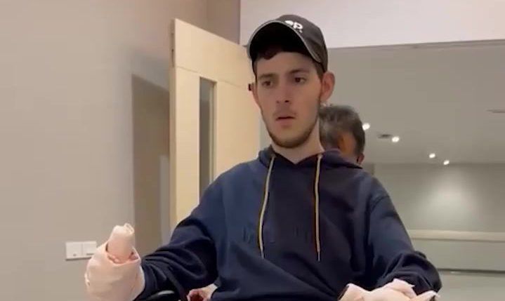 תיעוד מרגש: בניה פרץ הולך לראשונה על רגליו. צפו