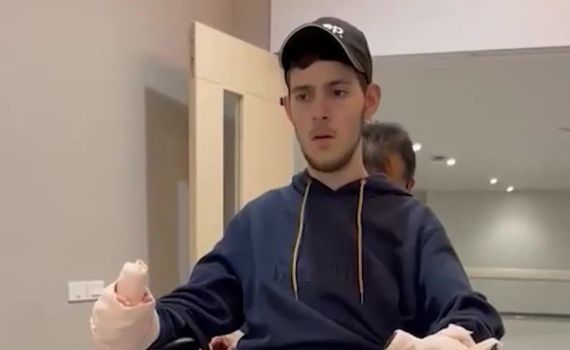 תיעוד מרגש: בניה פרץ הולך לראשונה על רגליו. צפו