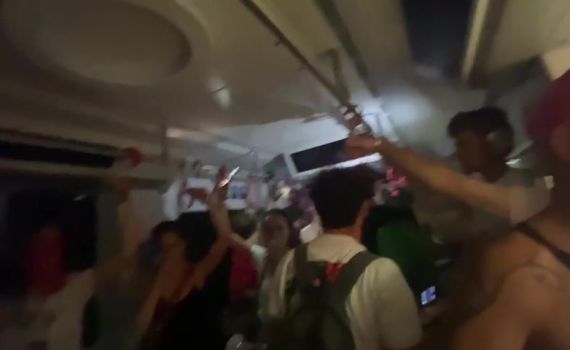 צפו: מפגינים השתלטו על הרכבת, הנהג מילט את עצמו