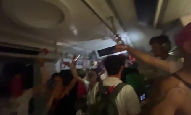  צפו: מפגינים השתלטו על הרכבת, הנהג מילט את עצמו