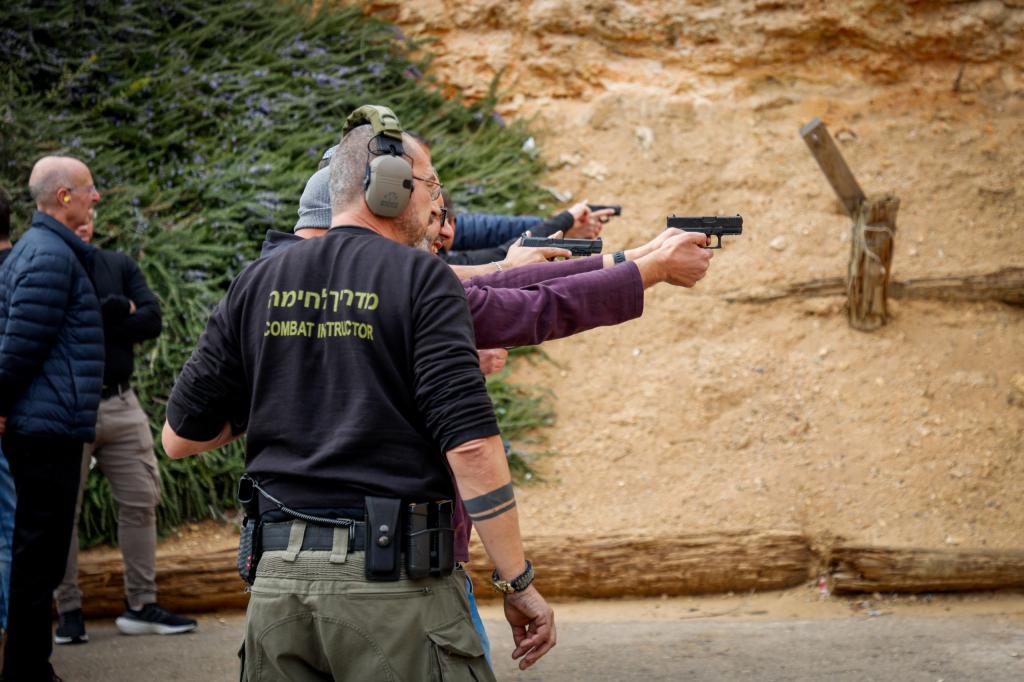 בנות שירות לאומי נתנו אישורי נשק בניגוד לחוק