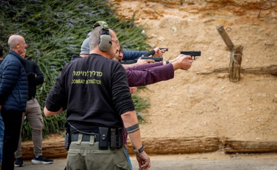 בנות שירות לאומי נתנו אישורי נשק בניגוד לחוק