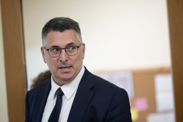 גדעון סער מאבד את זה: "חבורת סמורטוטים"