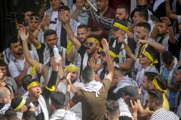 חמאס חוגג את הפיגוע ומחלק ממתקים