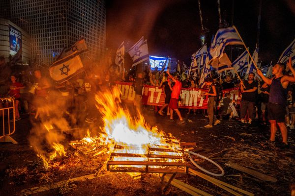 מפגינים אלימים, סינוואר חיכך אמש את ידיו בהנאה
