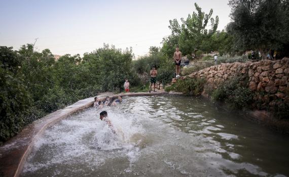 אחרי שטבע בבריכה: ילד בן 5 במצב אנוש