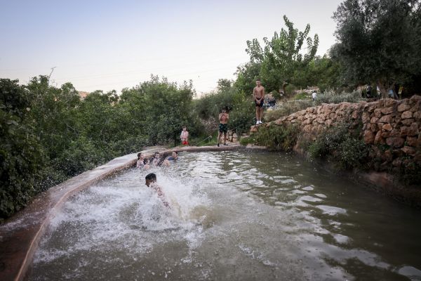 אחרי שטבע בבריכה: ילד בן 5 במצב אנוש