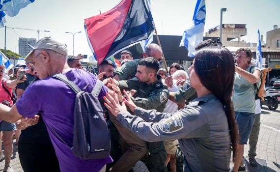 הפגנת השמאל בת"א: מפגין תקף שוטר, עצורים במקום