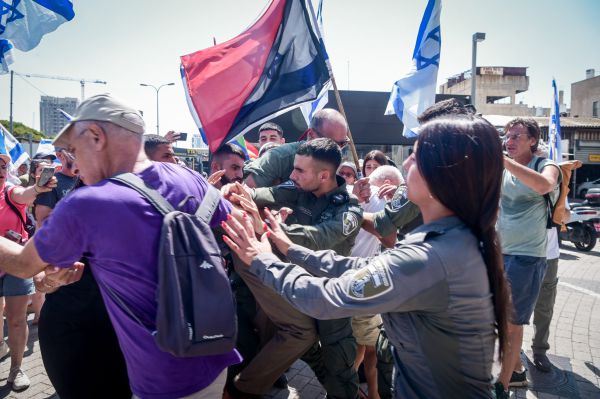 הפגנת השמאל בת"א: מפגין תקף שוטר, עצורים במקום