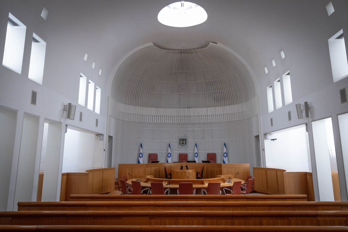 שופט הורה למתמחים לכתוב דוקטורט עבור קצינת משטרה