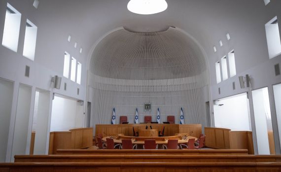 שופט הורה למתמחים לכתוב דוקטורט עבור קצינת משטרה