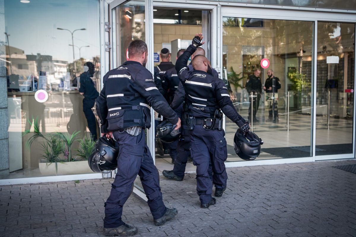 התכוננו לצאת לדרך; השוטרים הפתיעו ופשטו על המקום