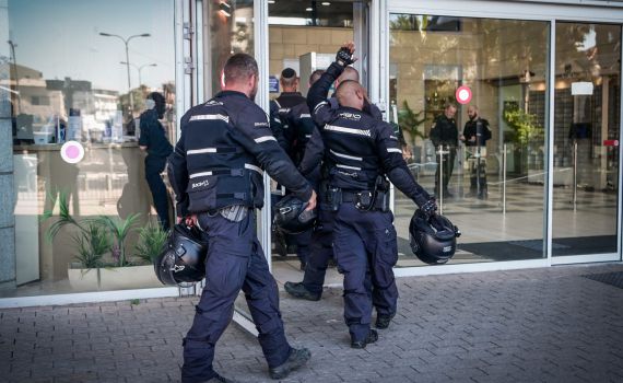 התכוננו לצאת לדרך; השוטרים הפתיעו ופשטו על המקום
