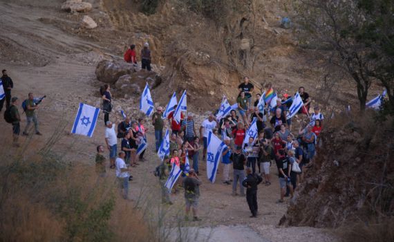 מאות מפגינים נכנסו למושב שבו נתניהו נופש