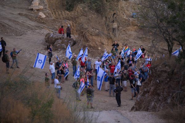מאות מפגינים נכנסו למושב שבו נתניהו נופש