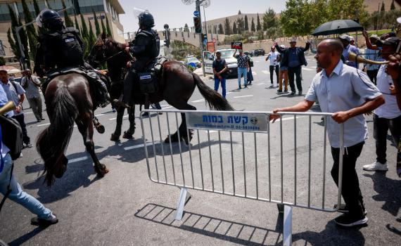 הורשע השוטר שדהר עם סוס והצליף במפגינה