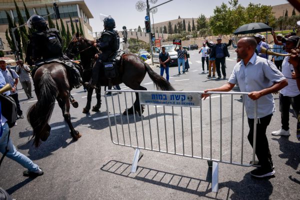 הורשע השוטר שדהר עם סוס והצליף במפגינה