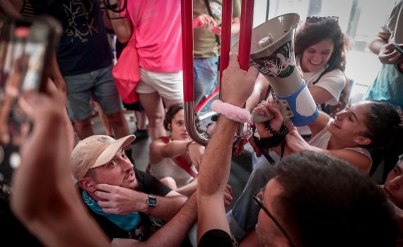 "מכשיר לכפייה דתית": מפגינים אזקו עצמם ברכבת