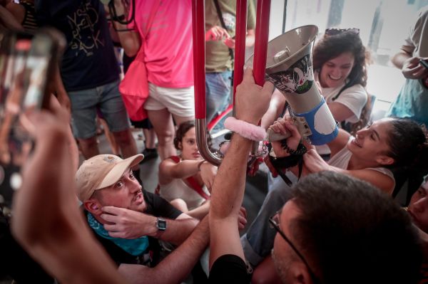 "מכשיר לכפייה דתית": מפגינים אזקו עצמם ברכבת