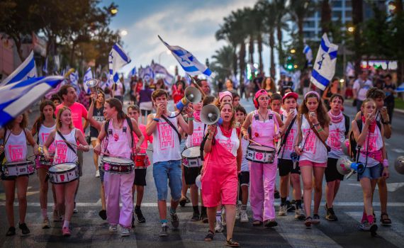 מפגינים עם לפידים חסמו את איילון צפון