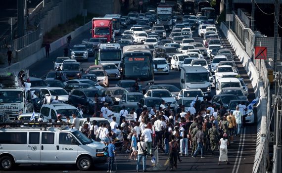 שוטר נדקר על ידי מפגין; המשטרה פתחה במצוד
