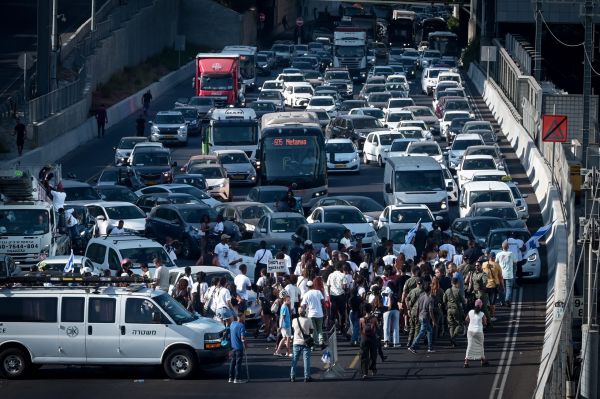 שוטר נדקר על ידי מפגין; המשטרה פתחה במצוד