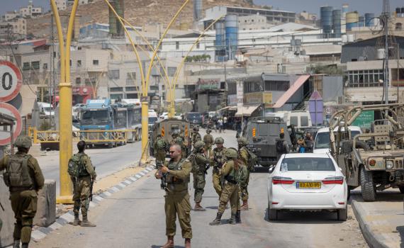 המחבלים יצאו עם ידיים מורמות והודו מיד בפיגוע