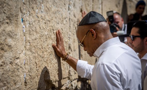 "סמל לתקווה": ראש עיריית ניו יורק ביקר בכותל המערבי
