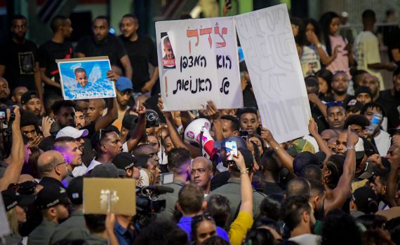 צפו: מפגין קפץ מגובה כדי לחמוק משוטר ונפצע בינוני