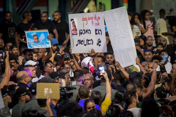 צפו: מפגין קפץ מגובה כדי לחמוק משוטר ונפצע בינוני