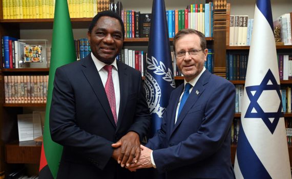"יחסים יוצאי דופן": הרצוג נפגש עם נשיא זמביה