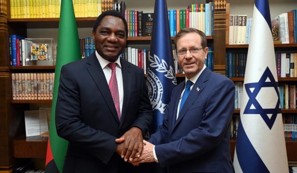 "יחסים יוצאי דופן": הרצוג נפגש עם נשיא זמביה