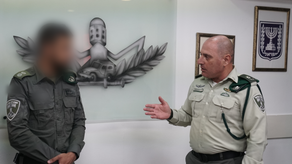 תעודת הוקרה לקצין שנטרל את המחבל. צפו