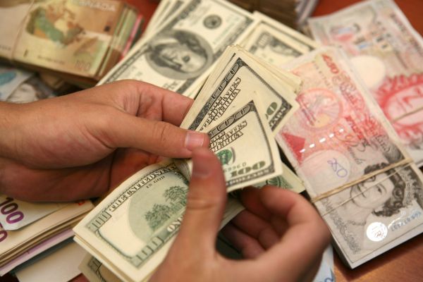 לא עוצר: הדולר מזנק לשיא של שלוש שנים