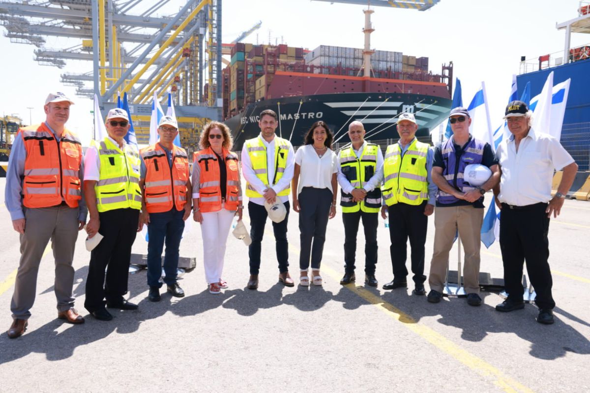 שיא: אנייה עם 20,000 מכולות עוגנת בנמל הדרום