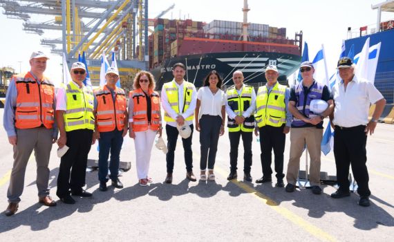 שיא: אנייה עם 20,000 מכולות עוגנת בנמל הדרום