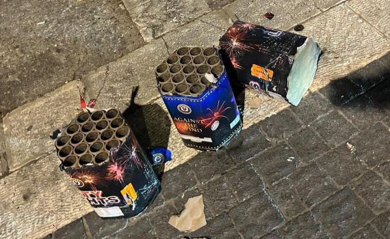 ירי זיקוקים לעבר בית מלון: 'ניסו להפריע לשחקנים'