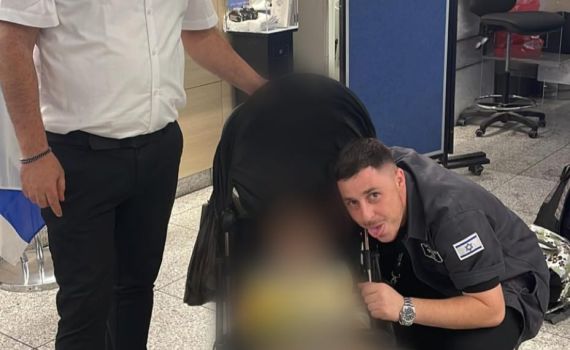 צפו: פעוטה נשכחה בתחנת הרכבת והושבה למשפחה