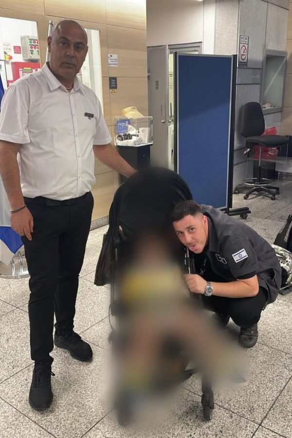 צפו: פעוטה נשכחה בתחנת הרכבת והושבה למשפחה