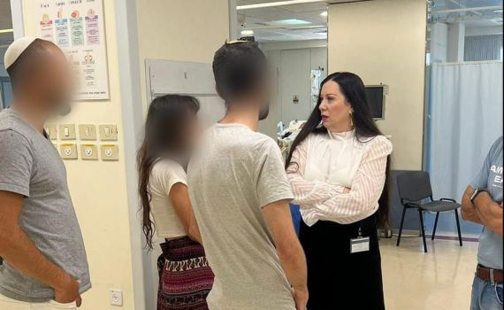 ח"כית ביקרה את המתיישב שנפצע: "תעודת עניות"