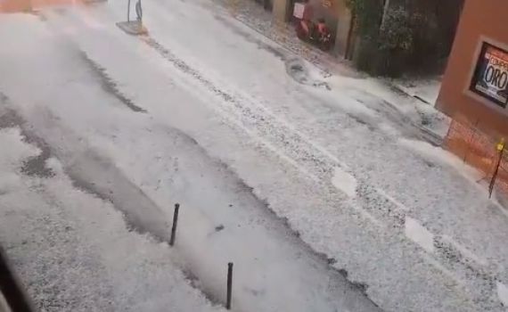 טירוף: בשיא הקיץ , ברד כבד שוטף את איטליה