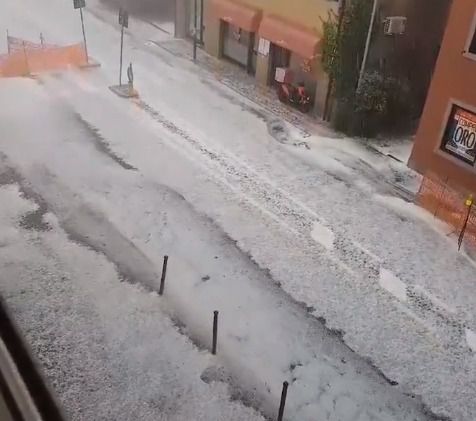 טירוף: בשיא הקיץ , ברד כבד שוטף את איטליה