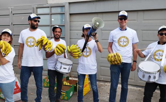 רפובליקת הבננות: פעילי אם תרצו מחוץ לביתה של חיות
