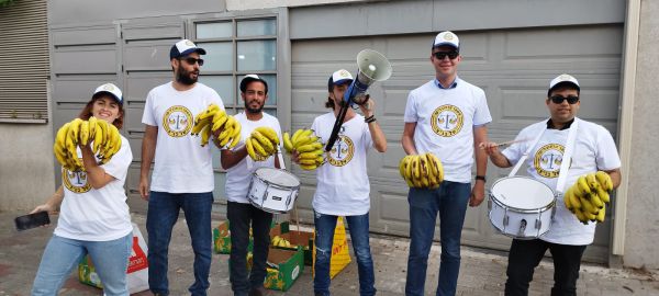 רפובליקת הבננות: פעילי אם תרצו מחוץ לביתה של חיות