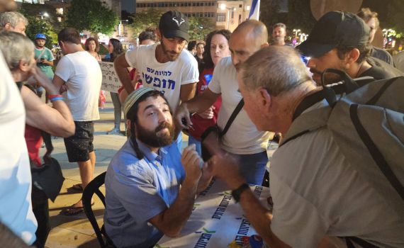 פעילי שמאל תוקפים בצעקות את צבי סוכות. צפו